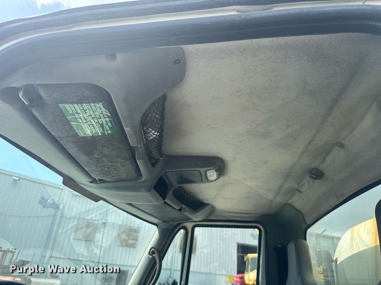 image for item EC3521 2006 International 4200 water truck