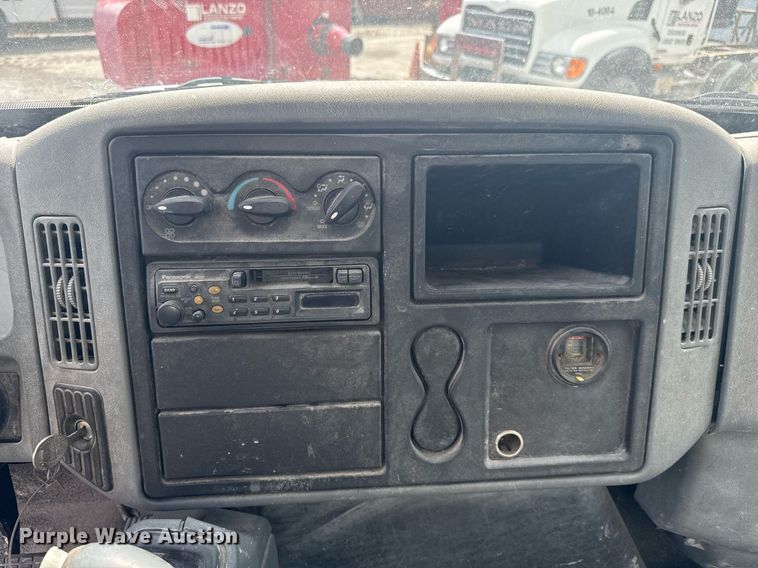 image for item EC3521 2006 International 4200 water truck