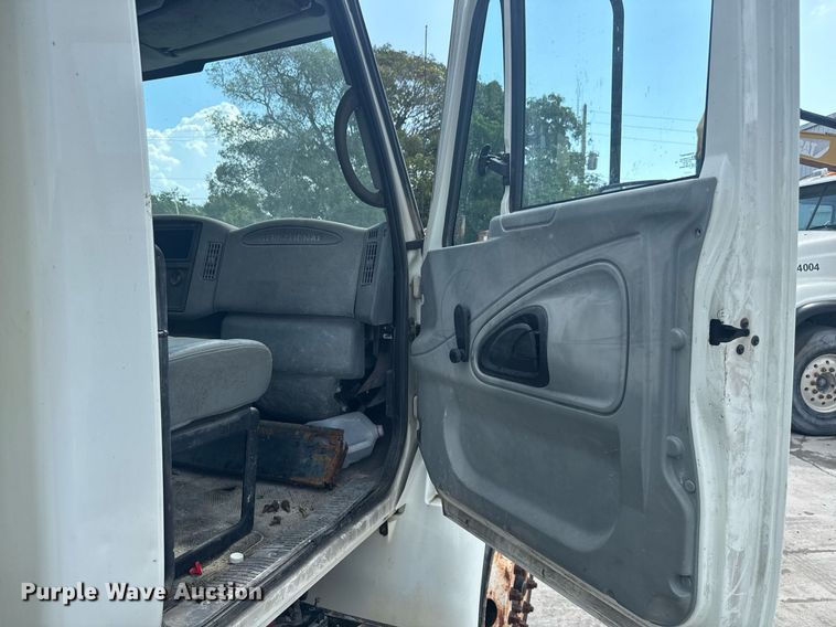 image for item EC3521 2006 International 4200 water truck