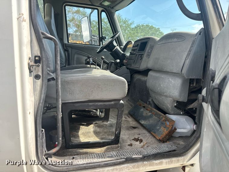 image for item EC3521 2006 International 4200 water truck