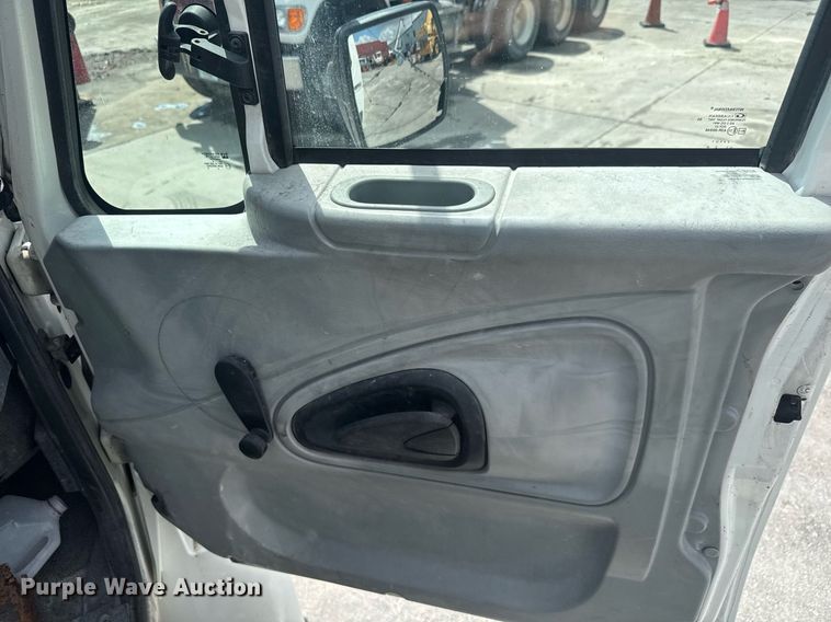 image for item EC3521 2006 International 4200 water truck