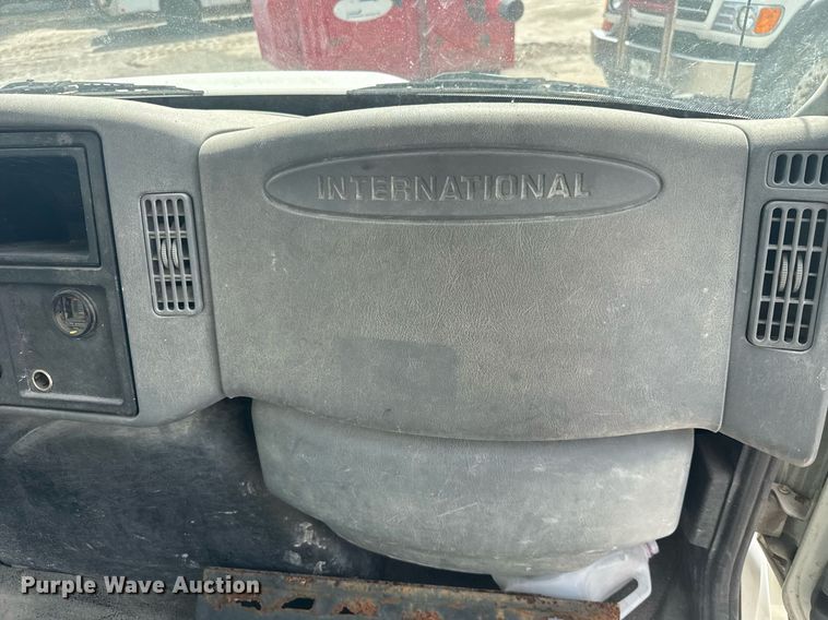 image for item EC3521 2006 International 4200 water truck