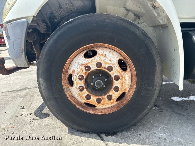 image for item EC3521 2006 International 4200 water truck