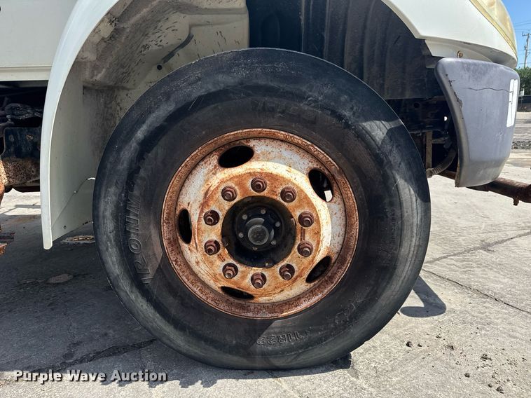 image for item EC3521 2006 International 4200 water truck