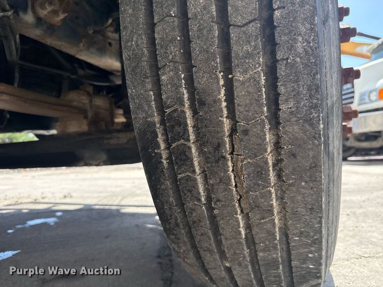 image for item EC3521 2006 International 4200 water truck