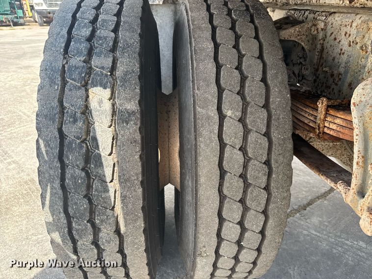 image for item EC3521 2006 International 4200 water truck