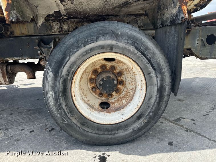 image for item EC3521 2006 International 4200 water truck