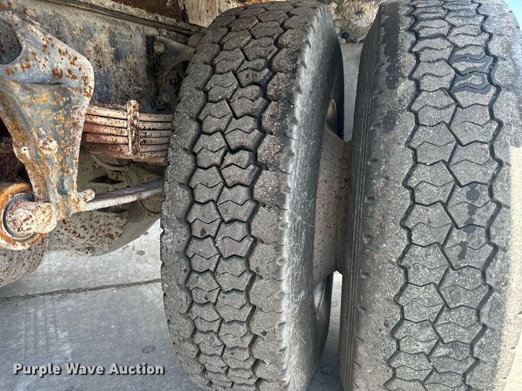 image for item EC3521 2006 International 4200 water truck