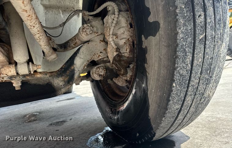 image for item EC3521 2006 International 4200 water truck