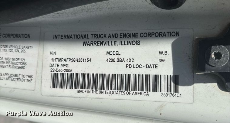 image for item EC3521 2006 International 4200 water truck