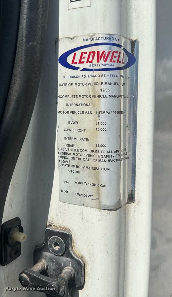 image for item EC3521 2006 International 4200 water truck