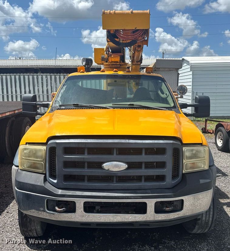 image for item EC3523 2006 Ford F550 Super Duty bucket truck
