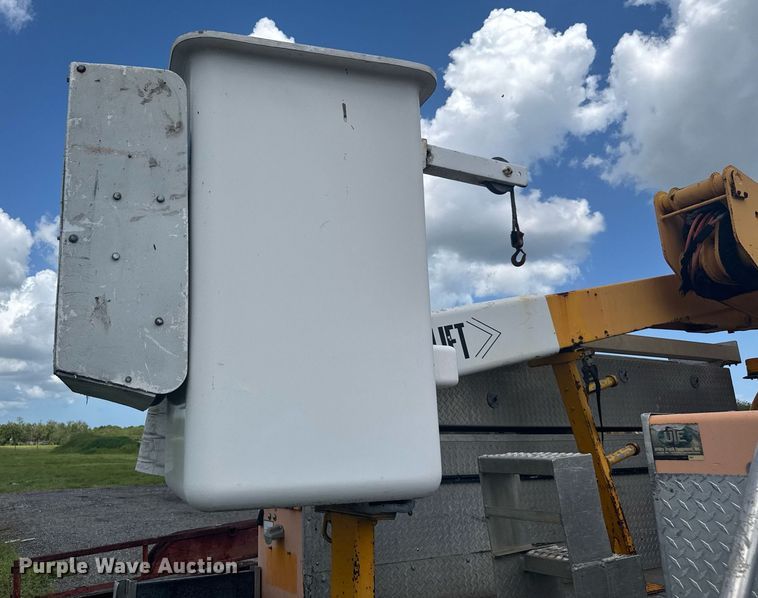 image for item EC3523 2006 Ford F550 Super Duty bucket truck