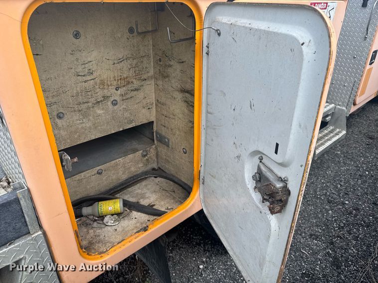 image for item EC3523 2006 Ford F550 Super Duty bucket truck