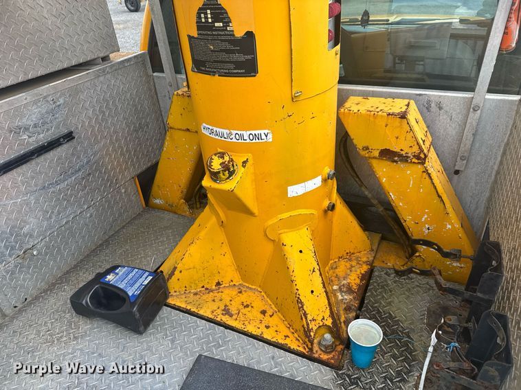 image for item EC3523 2006 Ford F550 Super Duty bucket truck