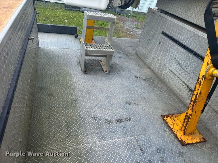 image for item EC3523 2006 Ford F550 Super Duty bucket truck