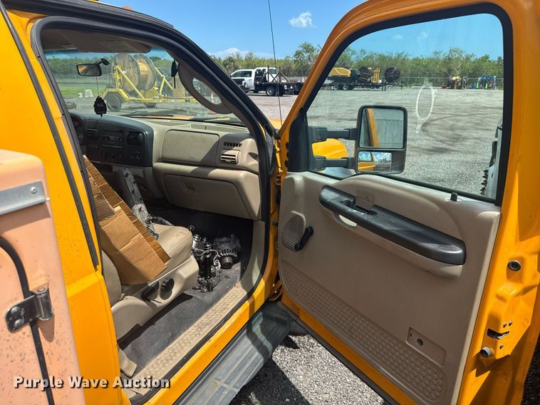 image for item EC3523 2006 Ford F550 Super Duty bucket truck
