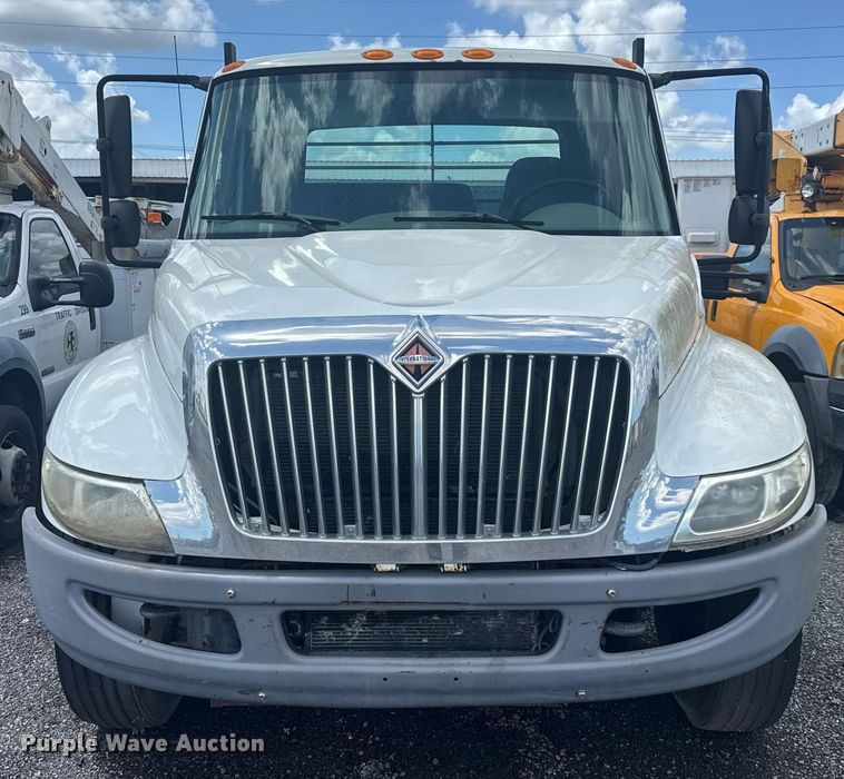 image for item EC3524 2014 International 4300 flatbed truck