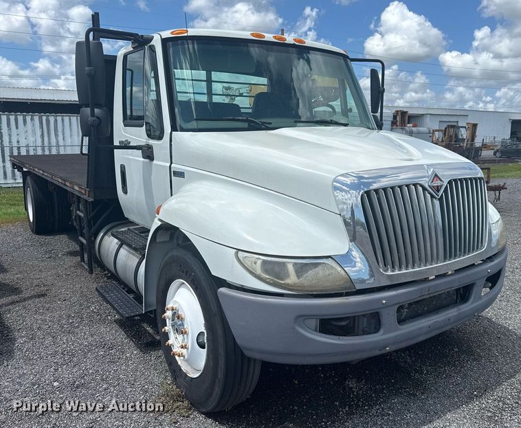 image for item EC3524 2014 International 4300 flatbed truck