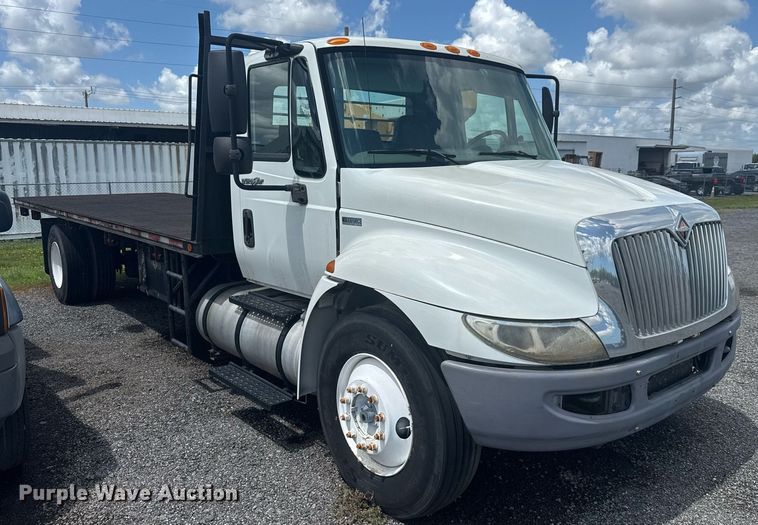 image for item EC3524 2014 International 4300 flatbed truck