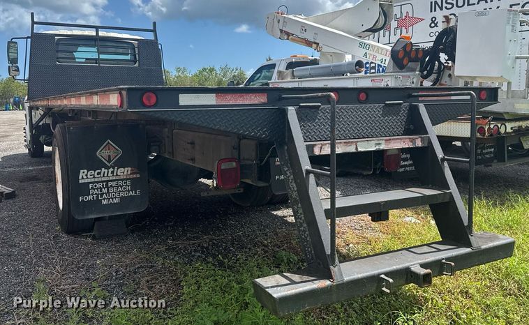 image for item EC3524 2014 International 4300 flatbed truck