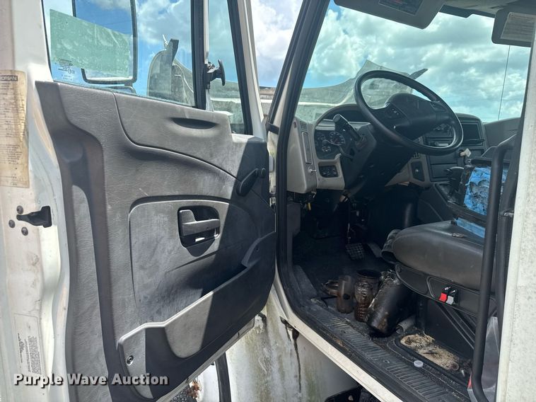 image for item EC3524 2014 International 4300 flatbed truck