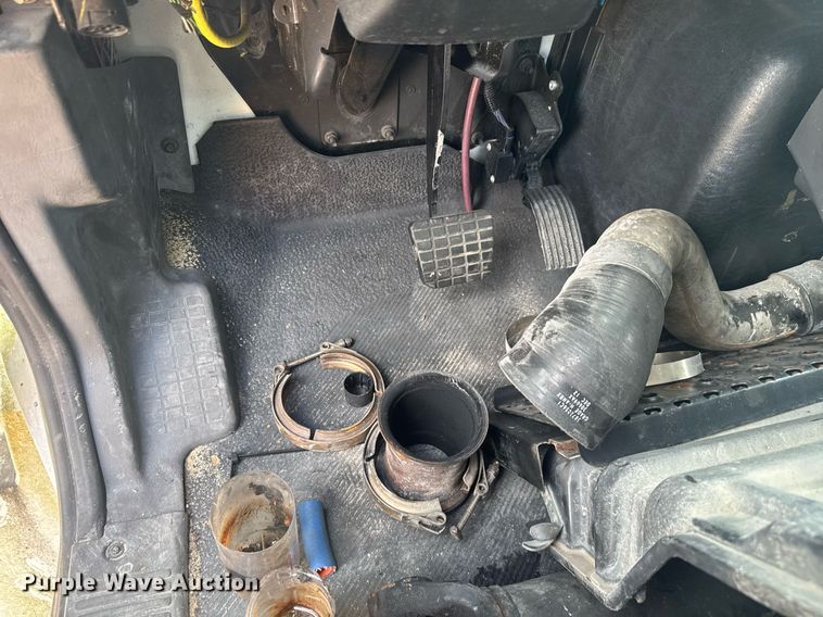 image for item EC3524 2014 International 4300 flatbed truck