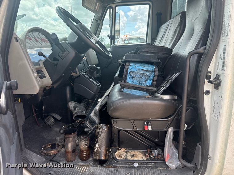 image for item EC3524 2014 International 4300 flatbed truck