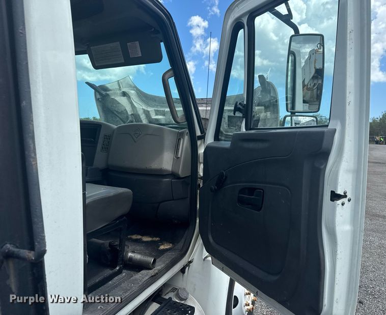 image for item EC3524 2014 International 4300 flatbed truck