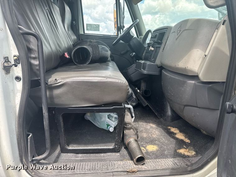 image for item EC3524 2014 International 4300 flatbed truck