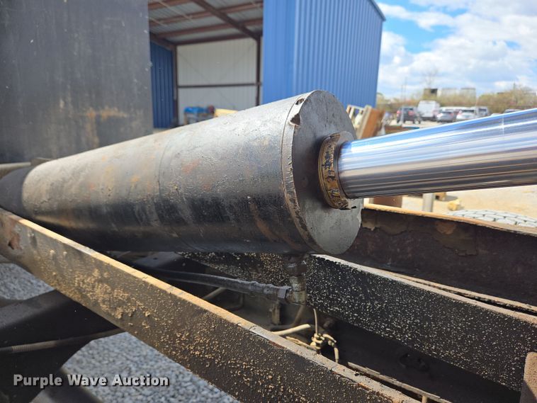 image for item EC4161 2005 GMC C6500 dump truck