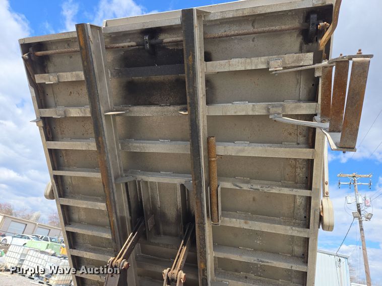 image for item EC4161 2005 GMC C6500 dump truck