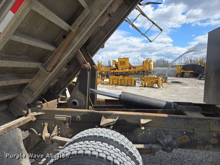 image for item EC4161 2005 GMC C6500 dump truck