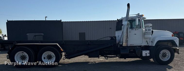 image for item EG2196 1999 Mack RD688S roll-off container truck