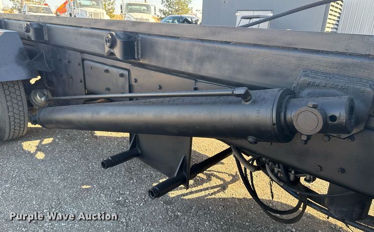 image for item EG2196 1999 Mack RD688S roll-off container truck