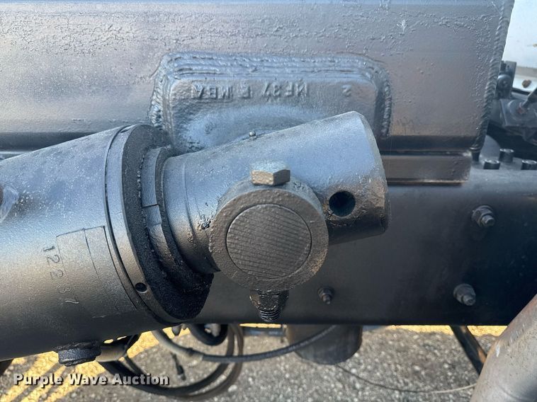 image for item EG2196 1999 Mack RD688S roll-off container truck