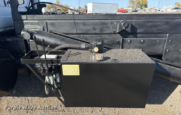 image for item EG2196 1999 Mack RD688S roll-off container truck