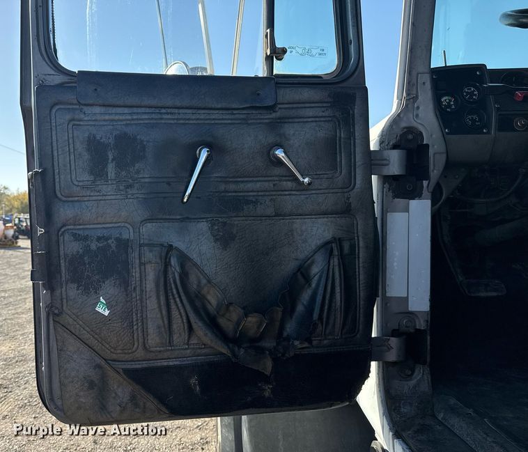 image for item EG2196 1999 Mack RD688S roll-off container truck