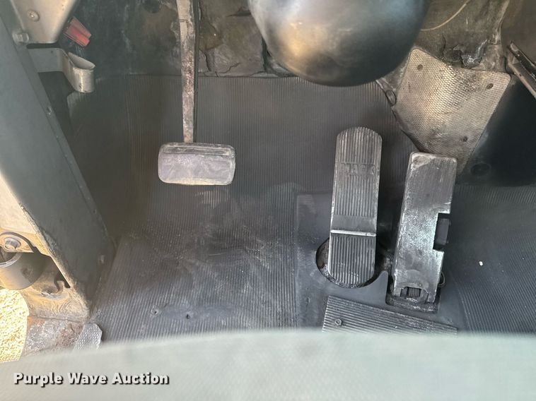 image for item EG2196 1999 Mack RD688S roll-off container truck