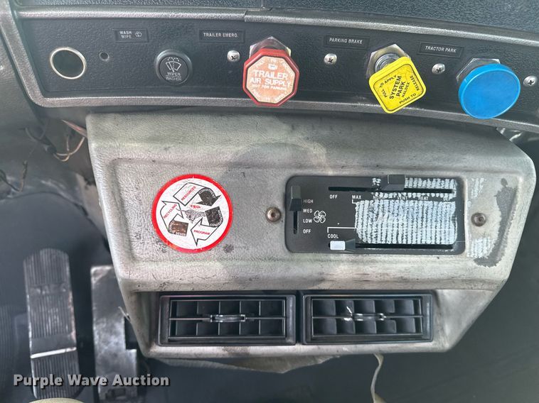 image for item EG2196 1999 Mack RD688S roll-off container truck