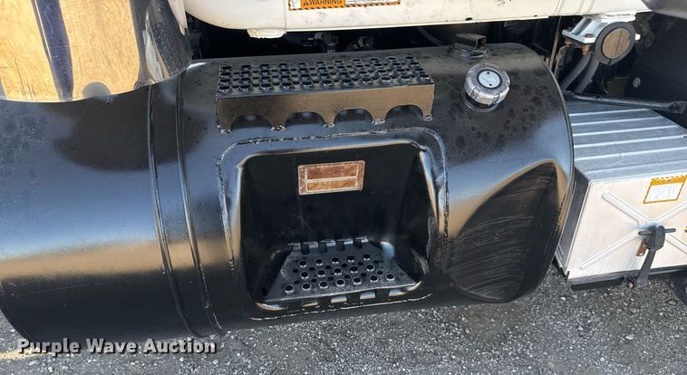 image for item EG2196 1999 Mack RD688S roll-off container truck