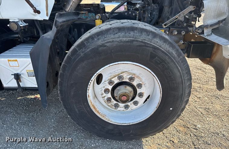 image for item EG2196 1999 Mack RD688S roll-off container truck