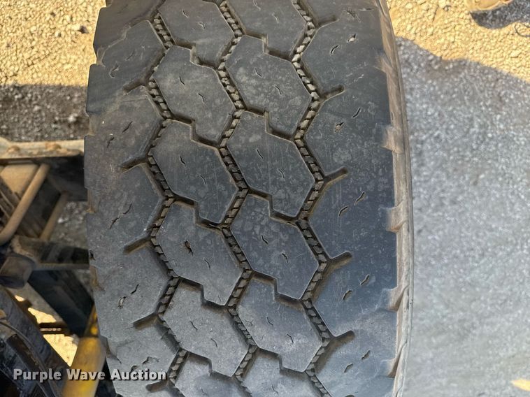 image for item EG2196 1999 Mack RD688S roll-off container truck