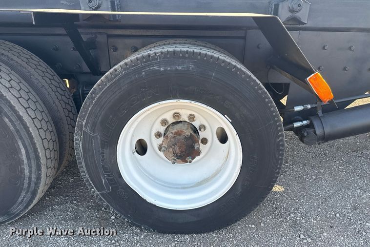 image for item EG2196 1999 Mack RD688S roll-off container truck