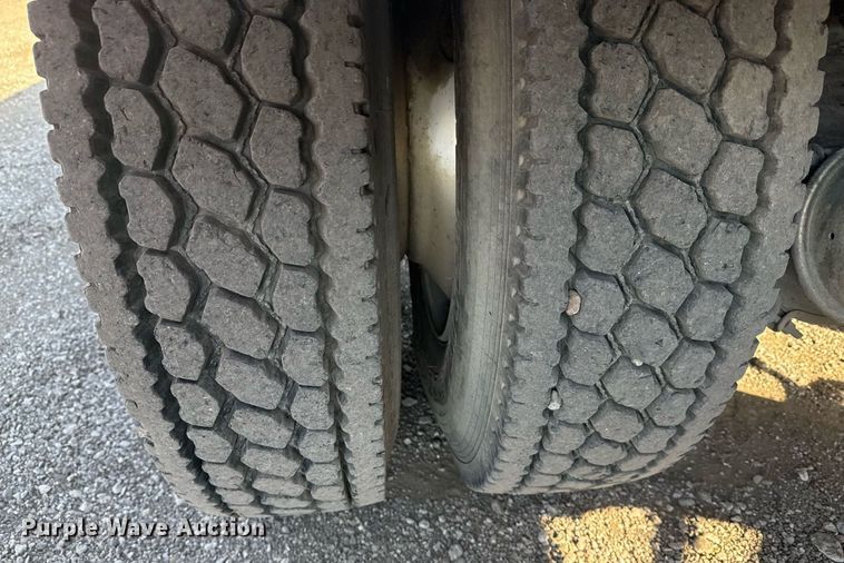 image for item EG2196 1999 Mack RD688S roll-off container truck