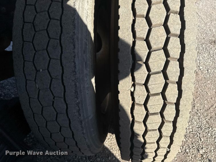 image for item EG2196 1999 Mack RD688S roll-off container truck