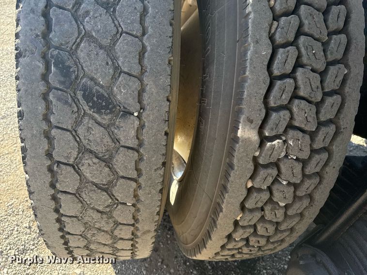 image for item EG2196 1999 Mack RD688S roll-off container truck