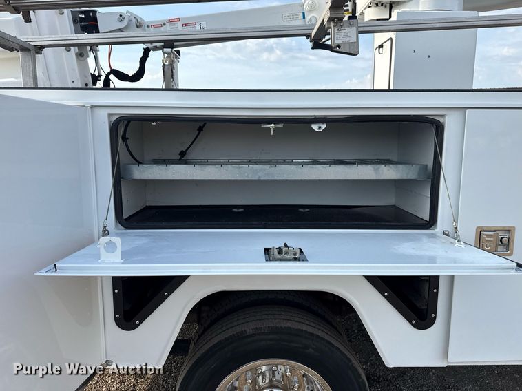 image for item EG5693 2018 Ford F550 Crew Cab bucket truck