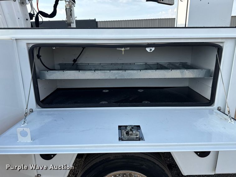 image for item EG5693 2018 Ford F550 Crew Cab bucket truck