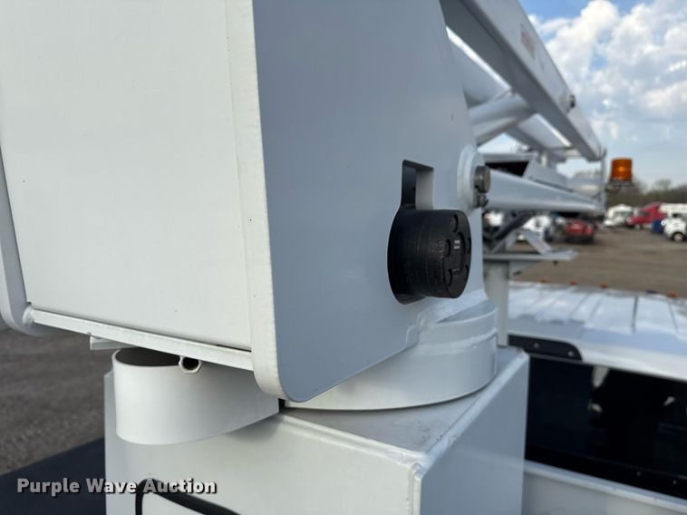 image for item EG5693 2018 Ford F550 Crew Cab bucket truck